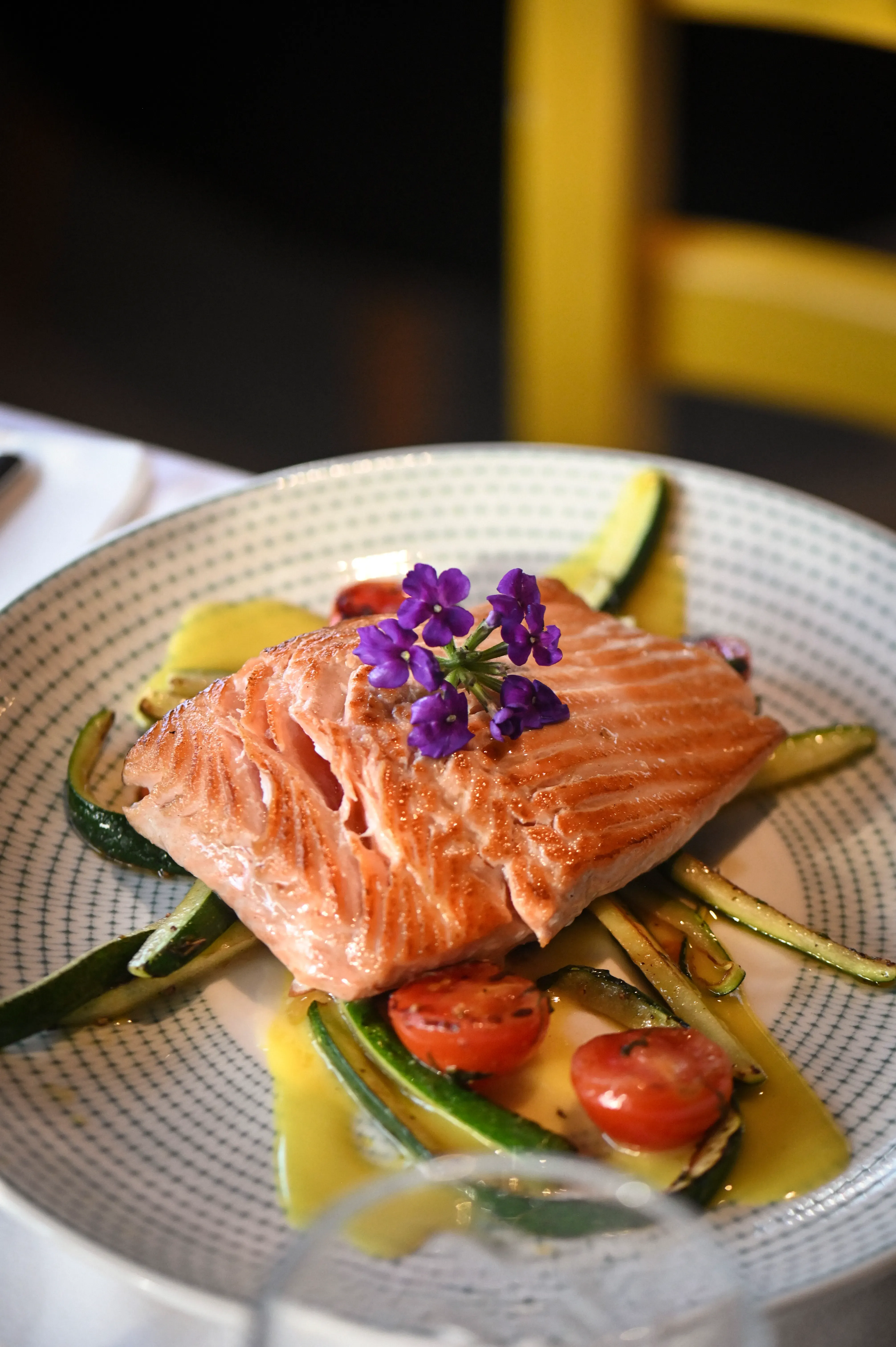 Trota Salmonata agli Agrumi con Zucchine alla Menta